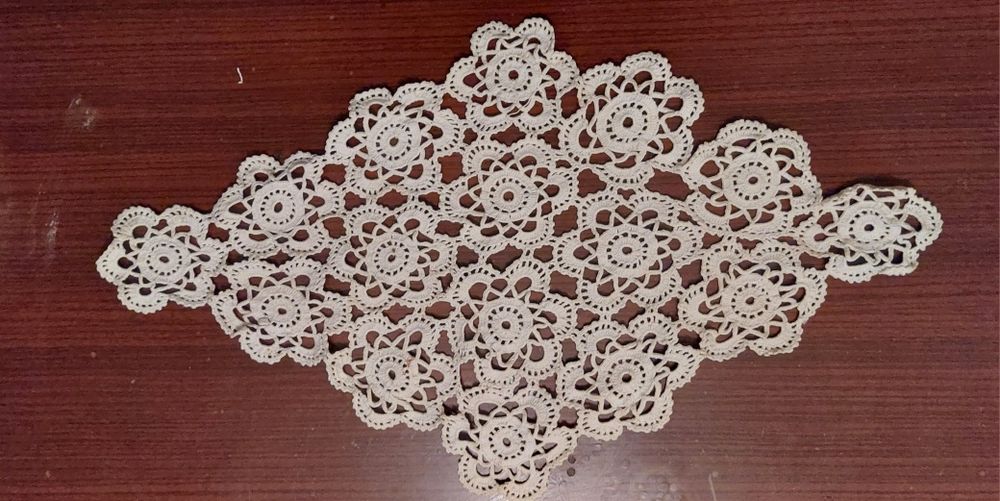 Продавам ръчно изработени битови разкошни карета,  бродирани на една