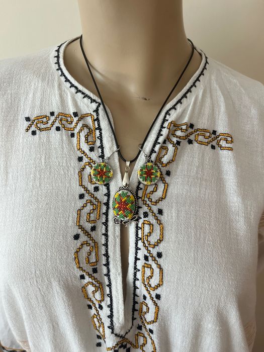 Колие и обеци с ръчно бродирани шевици