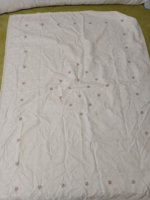 Нежна покривка с бродирани рози 110/150