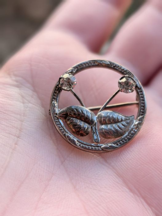 Veche brose cu flori si frunze, alama, cu pietre albe, copii