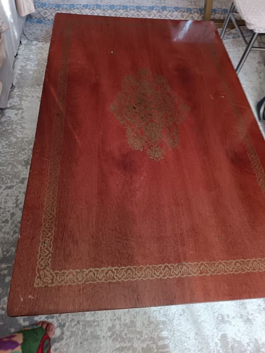 Продается деревянный чайный стол.