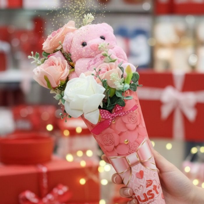 Букет с плюшено мече и цветя