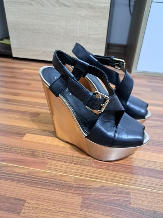 Sandale Guess purtate 3 ore