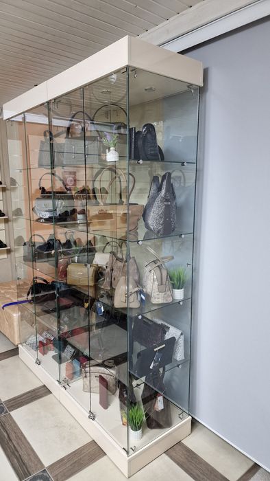 Торговая стеклянная витрина.