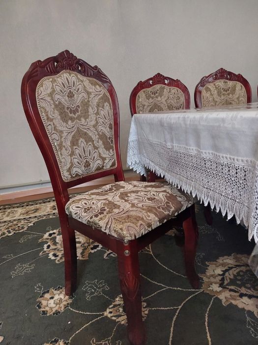 Стол и стулья для зала