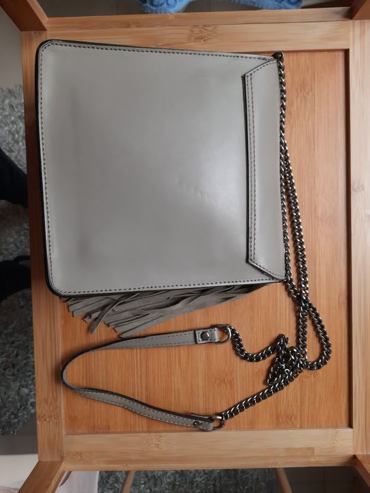 Кожена чанта в отлично състояние с ресни - сива кожа