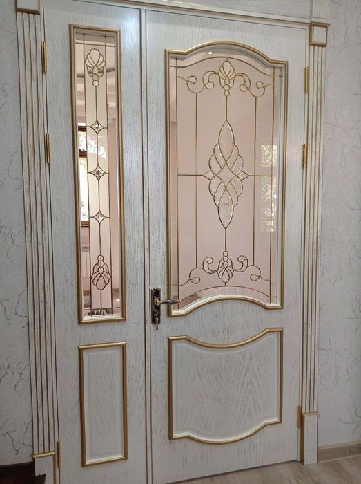 Gulli naqshli oyna vitraj