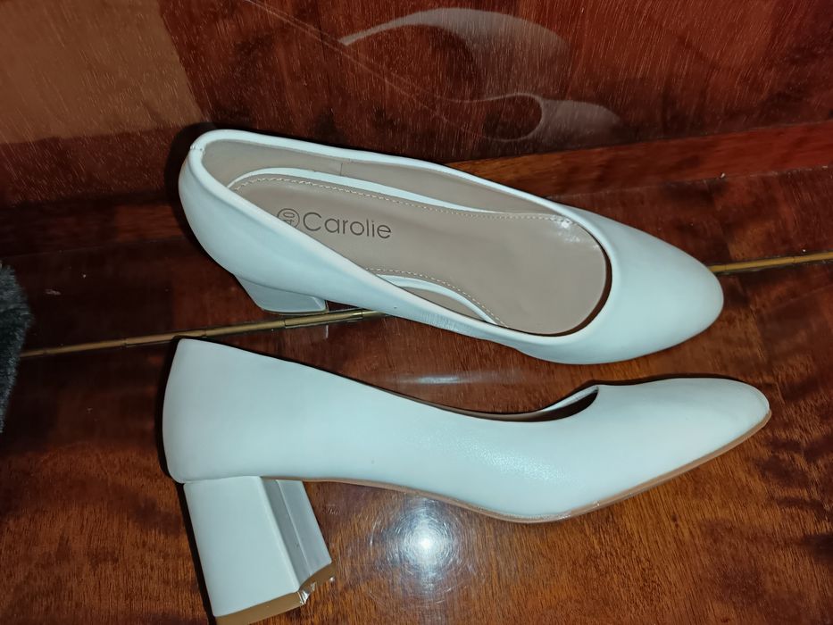 Бели обувки на нисък ток