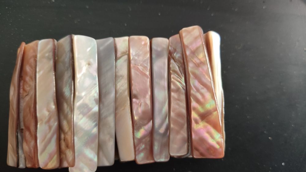 Гривна от седефен и плочки на ластична основа