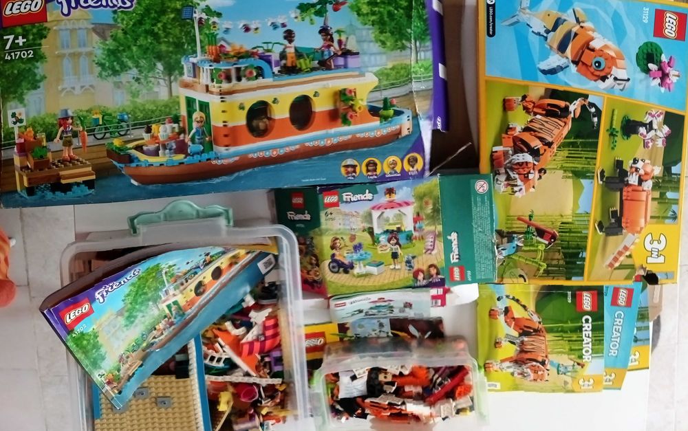 LEGO® Friends Къща лодка на канала и Магазин за палачинки и LEGO® Creator Величествен тигър Лего класик и LEGO® Disney Спалнята в замъка на Рапунцел