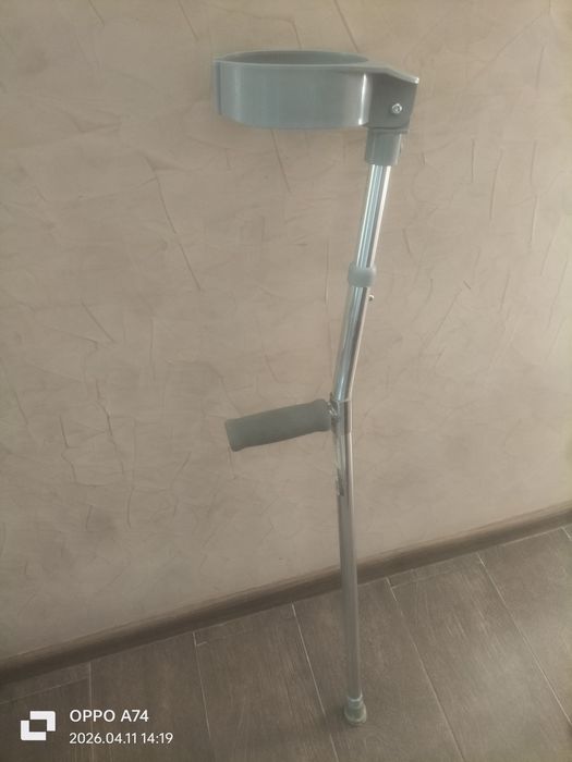 Костыль с опорой под локоть