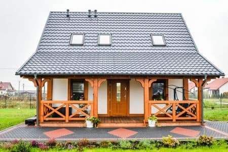 Vindem case cu baie bucătărie și dormitor