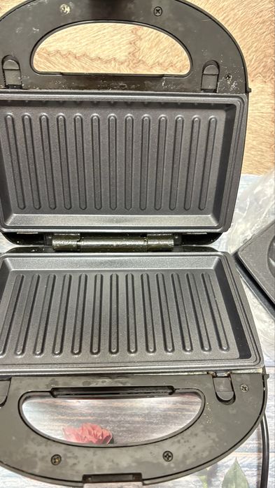 Вафельница черная