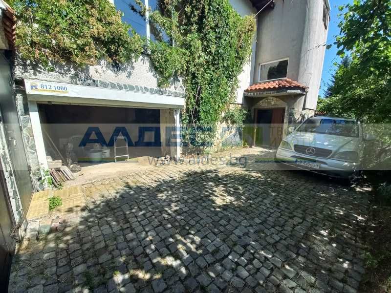 Еднофамилна къща в Банкя!