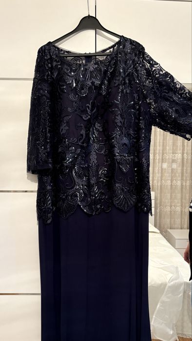 Рокля с паети къс ръкав