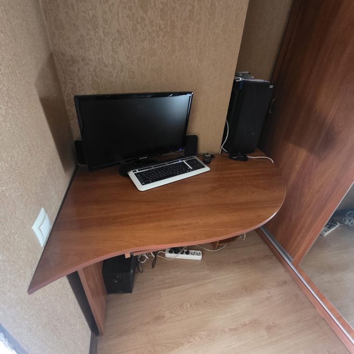 Продам шкаф со столом для компьютера