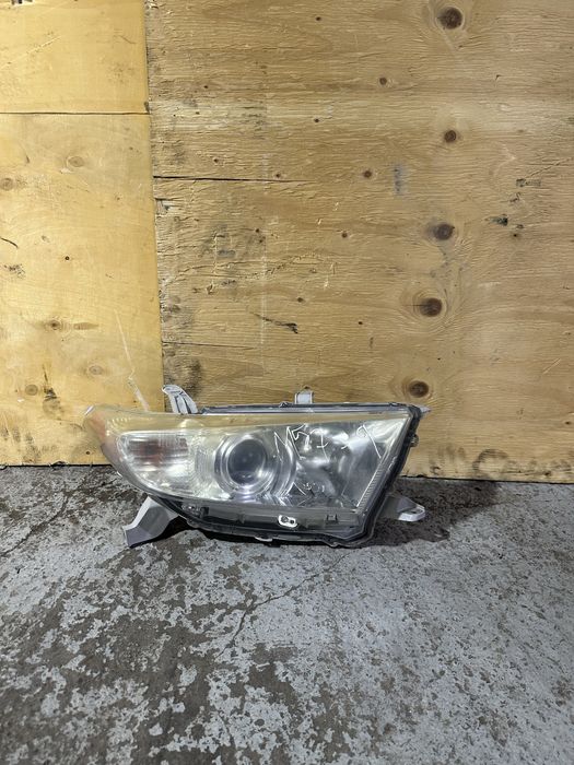 Передняя правая фара Toyota Highlander XU40  10-13 год