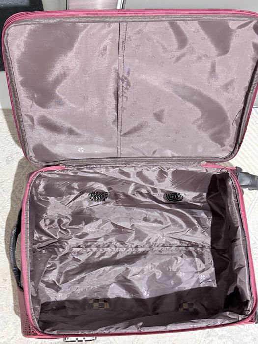 продам большой красный чемодан в отличном состоянии