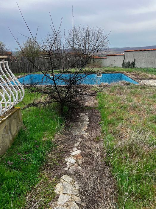 Почистване на дворове, парцели и терени в област Бургас