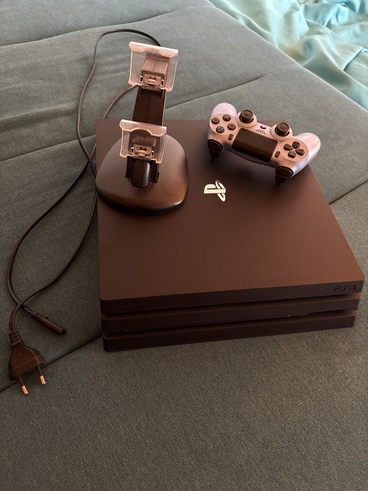 Vand ps4 pro in stare buna de functionare