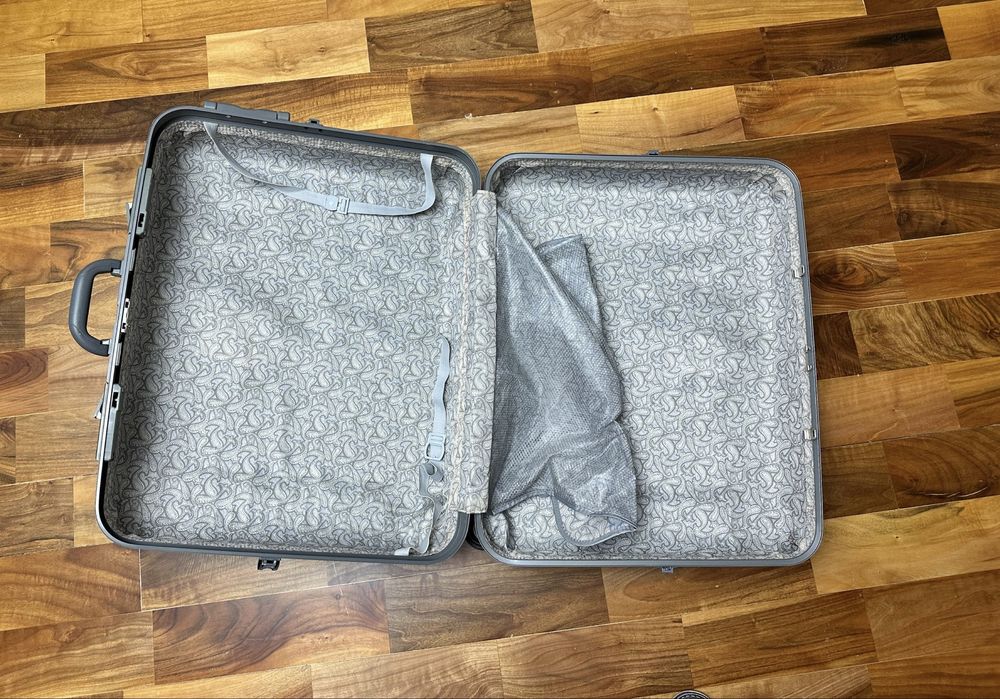 Чемодан вместительный