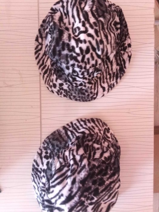 Женски шапки чисто нови