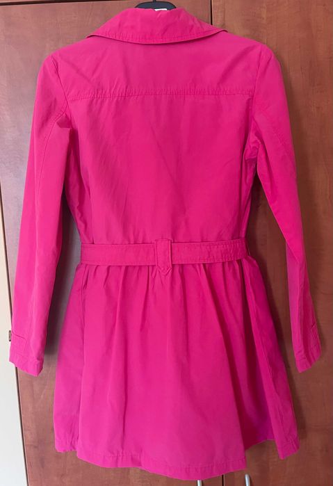 Детски шлифер в модерния за пролет 2024 г. цвят фуксия