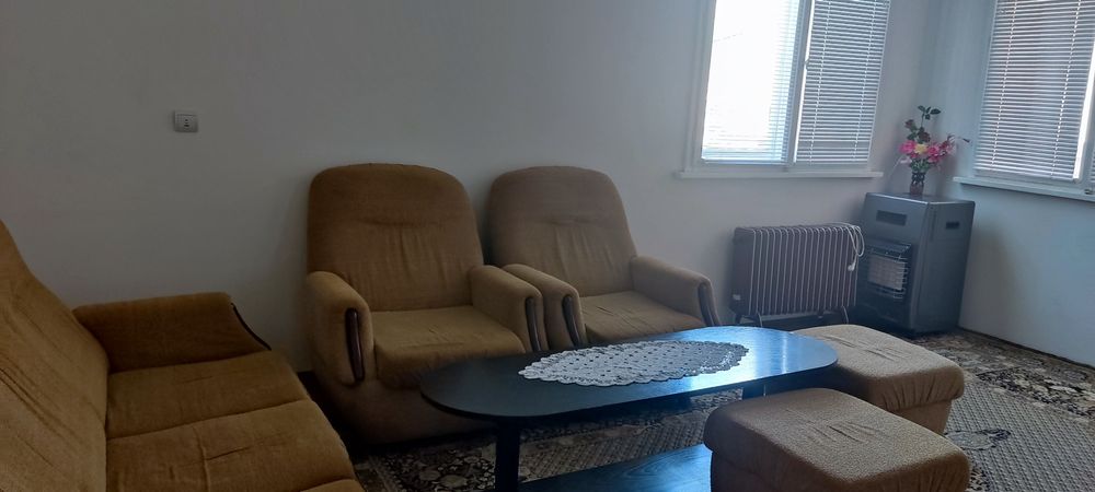 Отдава апартамент и гараж под наем
