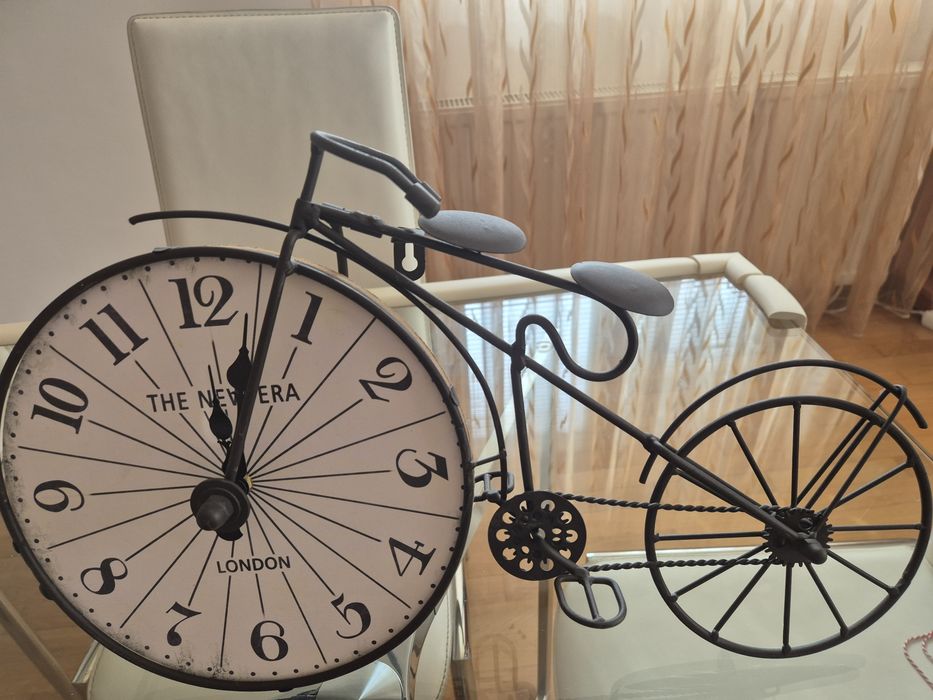 Cadou : ceas intr-o bicicleta retro