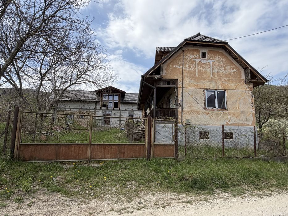 Se vinde casă spațioasă, formata din  2 corpuri + teren 1400 mp – Moldovenești, Cluj