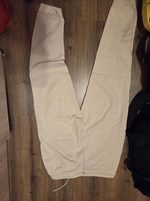 Бежов комплект анцунг и сучърт/hoodie  размер L неизсползвани