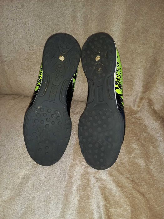 Футболни обувки за твърд терен