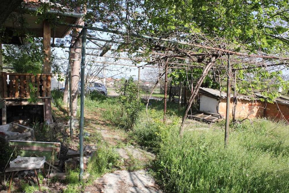 Самостоятелна къща с голям двор в с. Горица