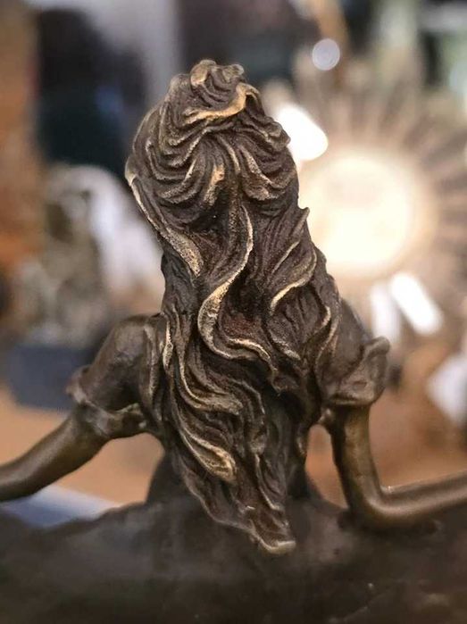 Fructiera art-nouveau din bronz pe soclu de marmura.