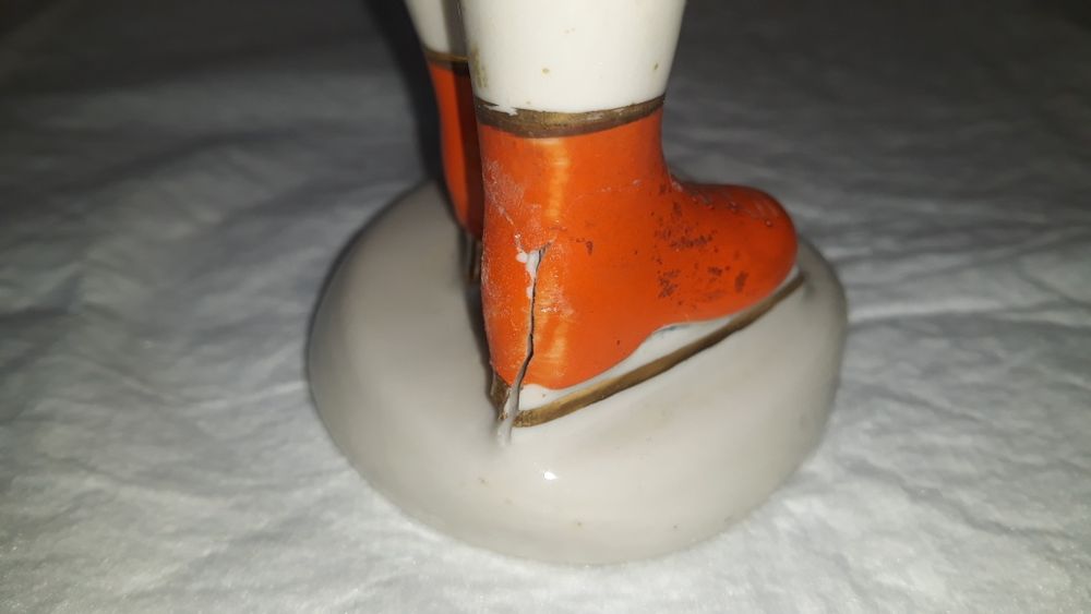 Продам фарфоровую статуэтку