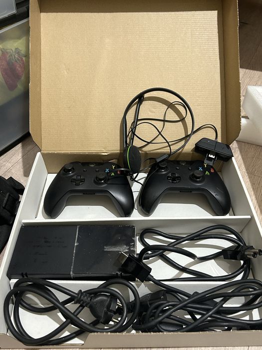 XBOX ONE, объем памяти 500 gb, 2 оригинальных геймпада