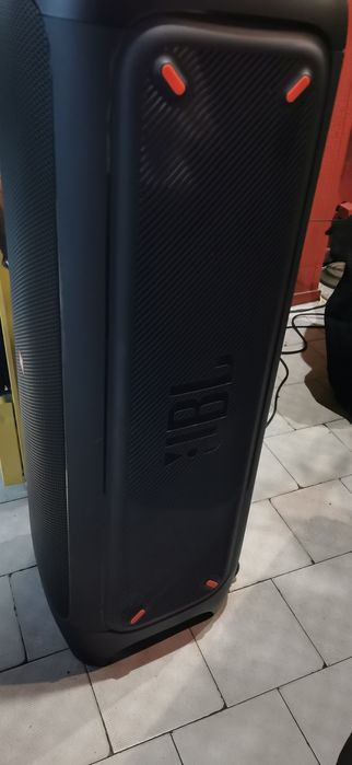 Продавам колона jbl partybox 1000