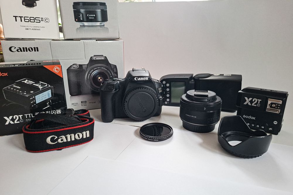 Canon EOS 250D DSLR + 50mm 1.8 STM + Blitz +Trigger- kit sau  separat