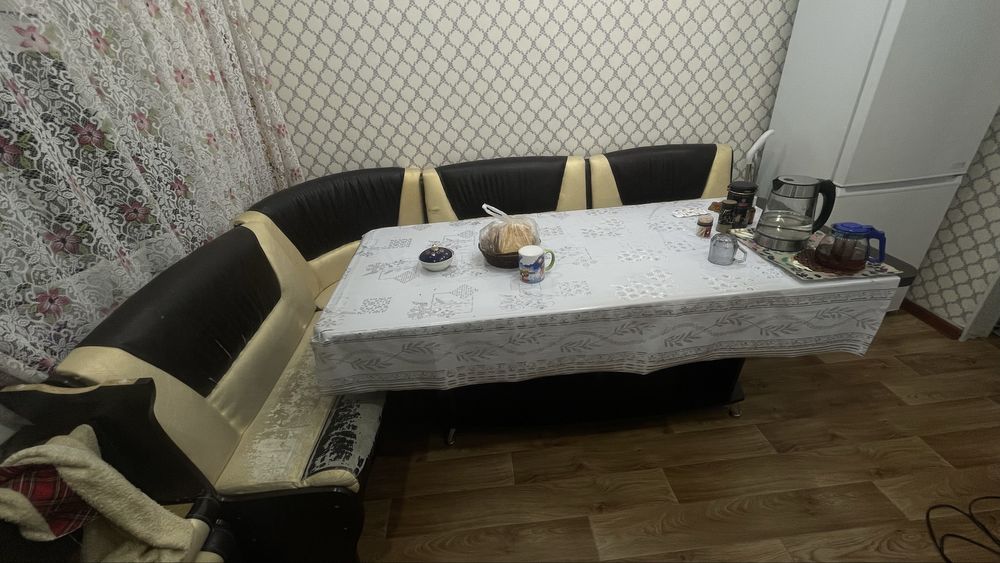 уголок стол со стульями