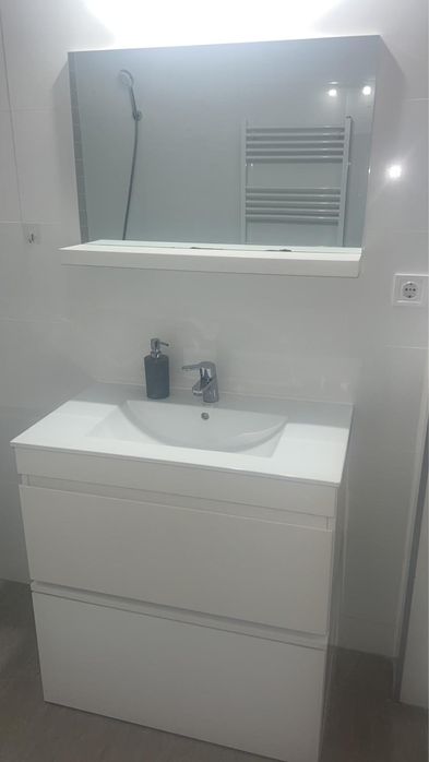 Vand mobilier baie si obiecte sanitare