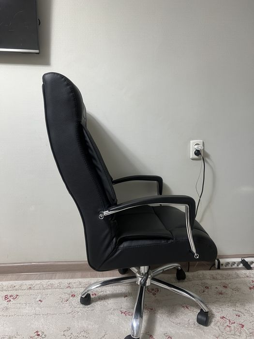 Кожоное кресло.