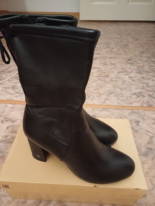 Аяқ киімдер сатылады