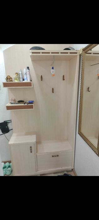 Продам прихожую светлую