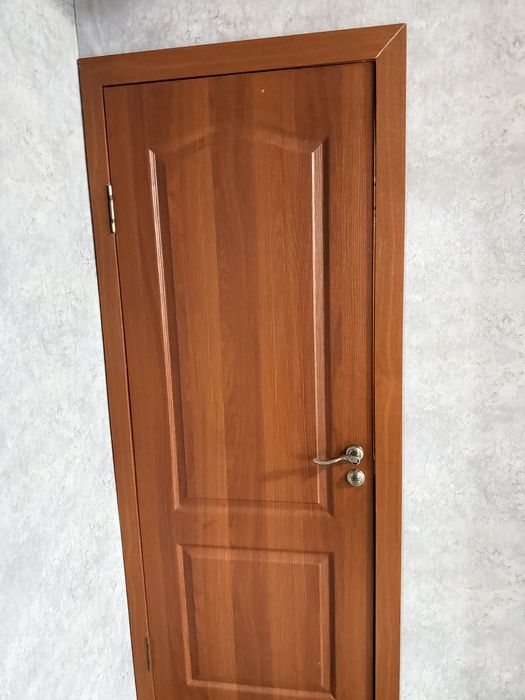 Продам двери с косяками и с ручками