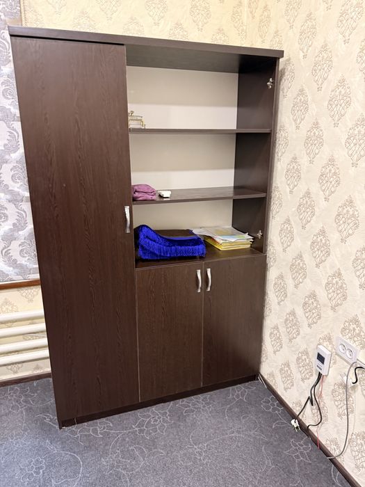 Direktorskiy stol sotiladi komplekt 6 ta stuli bilan shkafiyam bor