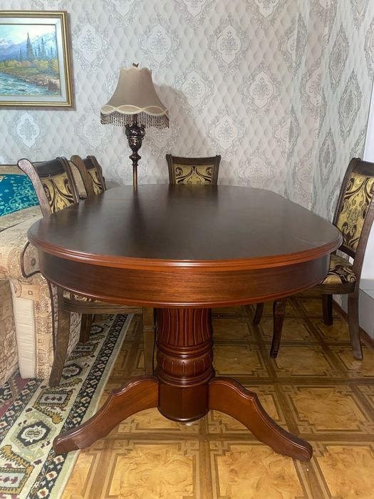 Продаётся деревянный стол