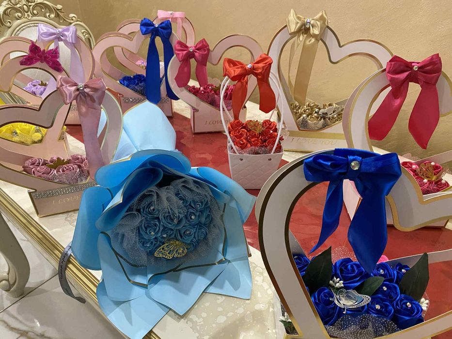 Ръчно изработени сатенени рози в кутия във формата на сърце