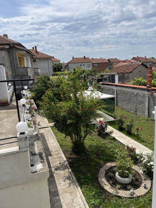 Къща продавам на два етажа