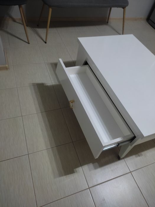 Холна маса с чекмеджета