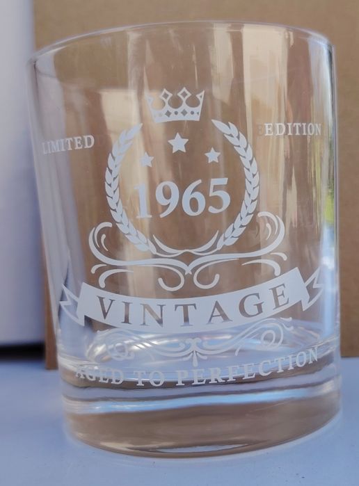 Pahar wisk3y cadou pt persoane născute în  1965